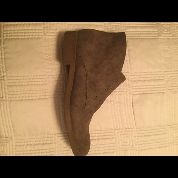 Indigo Rd. Size 8 olive/brown booties - Picture 3 of 4